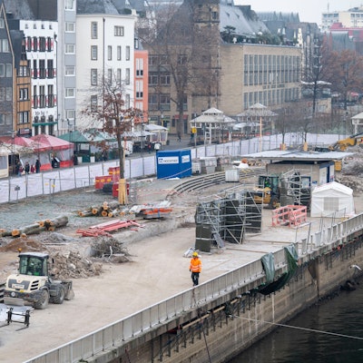 Die Kragplatte, der Teil der Uferpromenade vor der Altstadt, der in den Rhein hineinragt, wird abgerissen und neu gebaut.