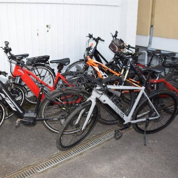 Mehrere sichergestellte E-Bikes sind auf dem Foto zu sehen. Die Polizei sucht noch nach ihren Besitzern. Offenbar hat nicht jeder den Diebstahl zur Anzeige gebracht.