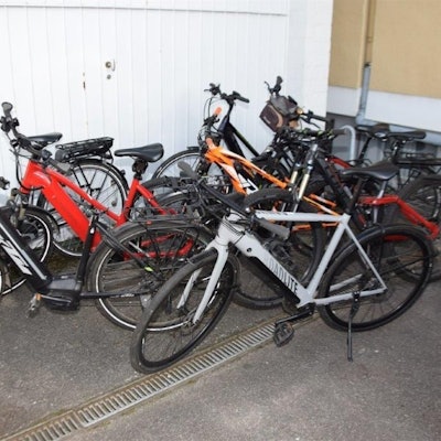 Mehrere sichergestellte E-Bikes sind auf dem Foto zu sehen. Die Polizei sucht noch nach ihren Besitzern. Offenbar hat nicht jeder den Diebstahl zur Anzeige gebracht.