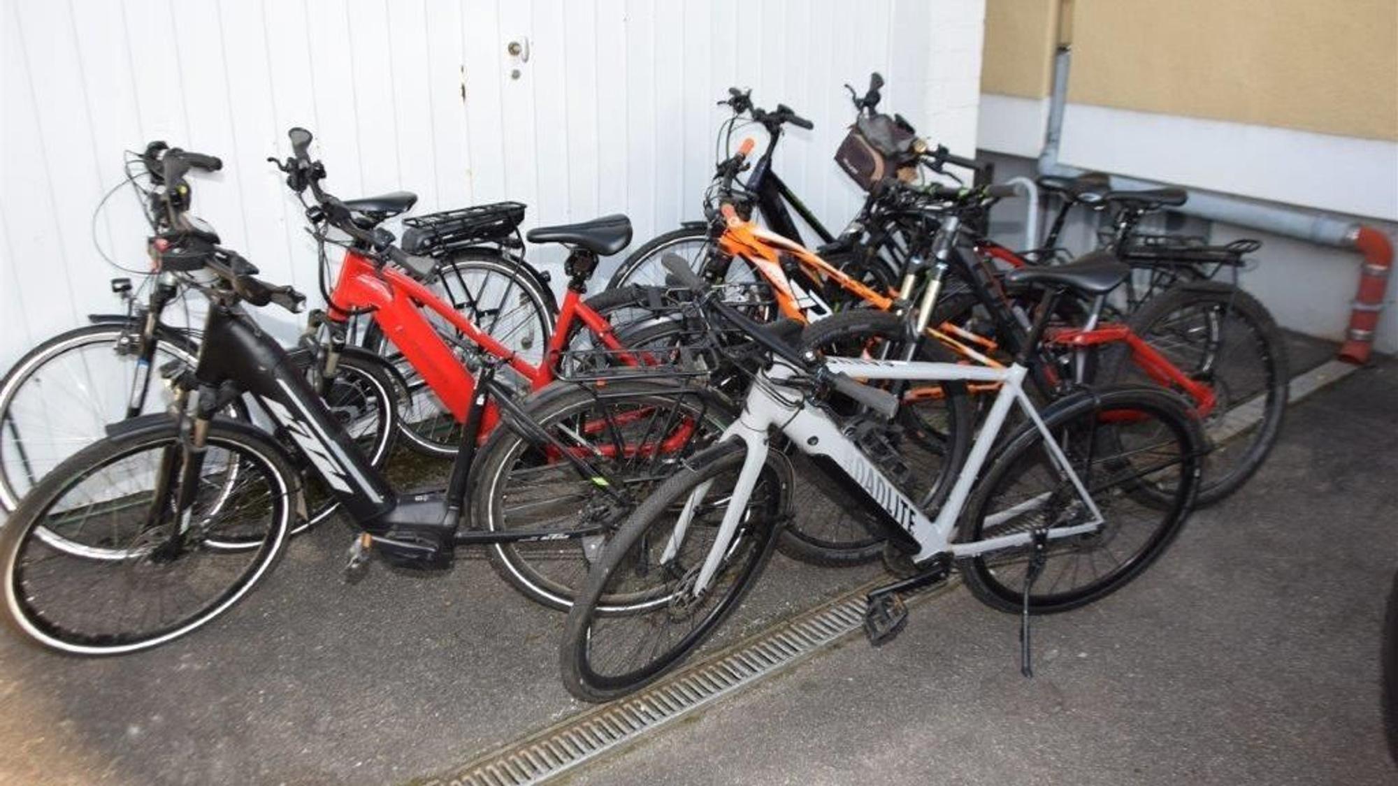 Mehrere sichergestellte E-Bikes sind auf dem Foto zu sehen. Die Polizei sucht noch nach ihren Besitzern. Offenbar hat nicht jeder den Diebstahl zur Anzeige gebracht.