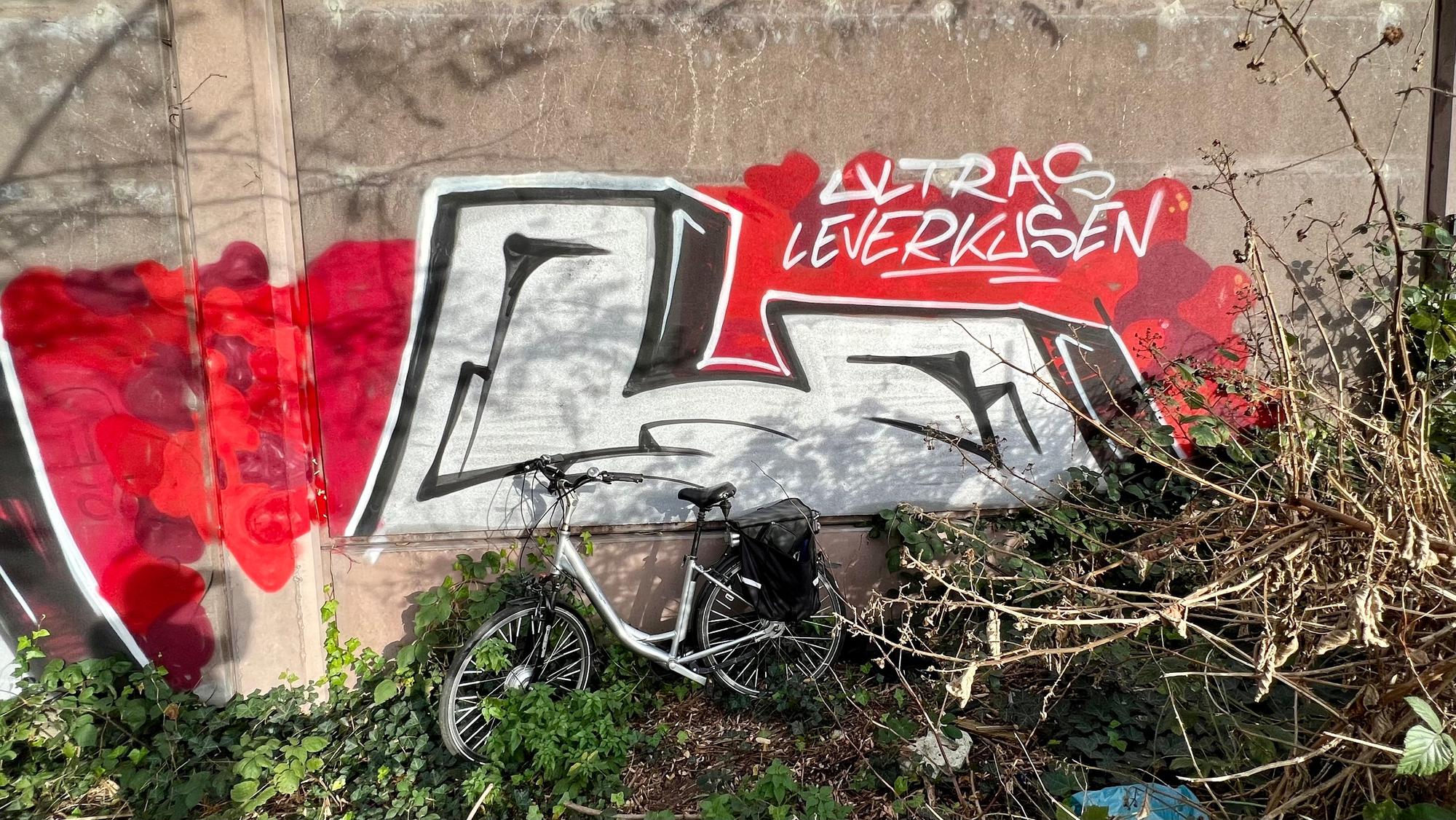 Graffito der Ultras Leverkusen nahe der Autobahn in Opladen