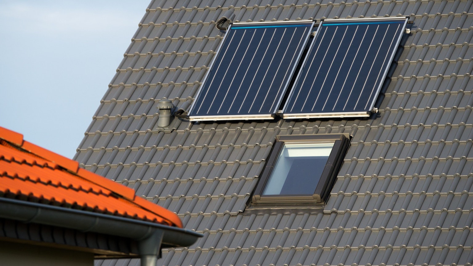 Zwei Module einer Fotovoltaikanlage auf einem Dach.