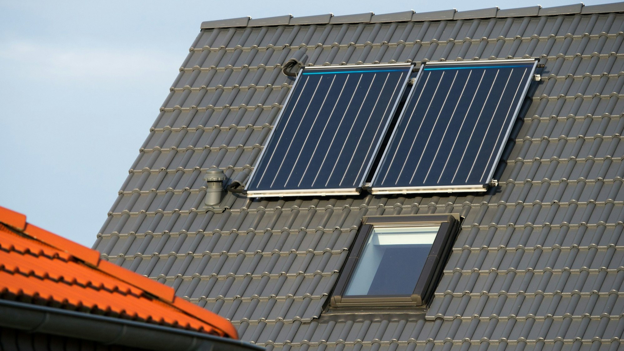 Zwei Module einer Fotovoltaikanlage auf einem Dach.