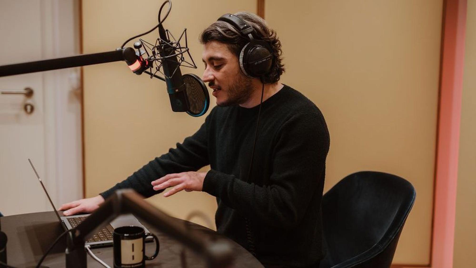 Khesrau Behroz im Studio