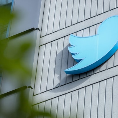 Das Twitter-Logo vor dem Hauptsitz in San Francisco, Kalifornien.