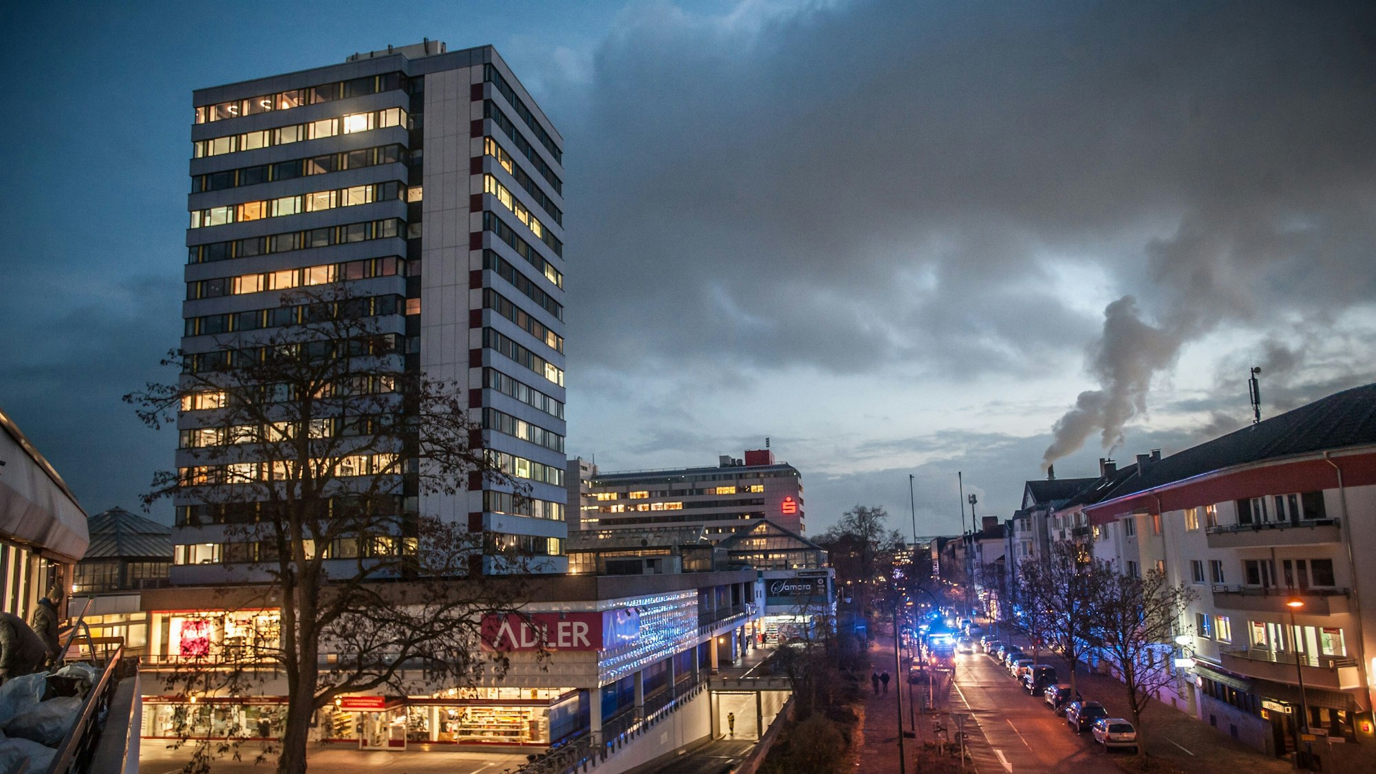 City C in Wiesdorf vor dunklem Himmel (mit Feuerwehreinsatz). Foto: Ralf Krieger
