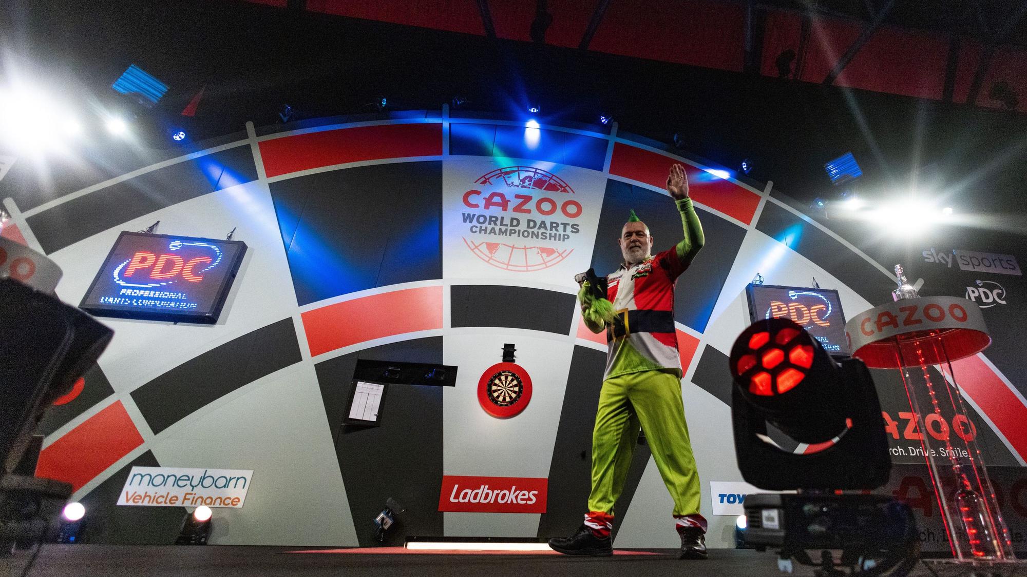 London: Darts: Weltmeisterschaft, 1 und 2. Runde, Wright (Großbritannien, Schottland) - Mansell (Großbritannien, Nordirland), im Alexandra Palace: Peter Wright jubelt nach dem Gewinn seines Matches.