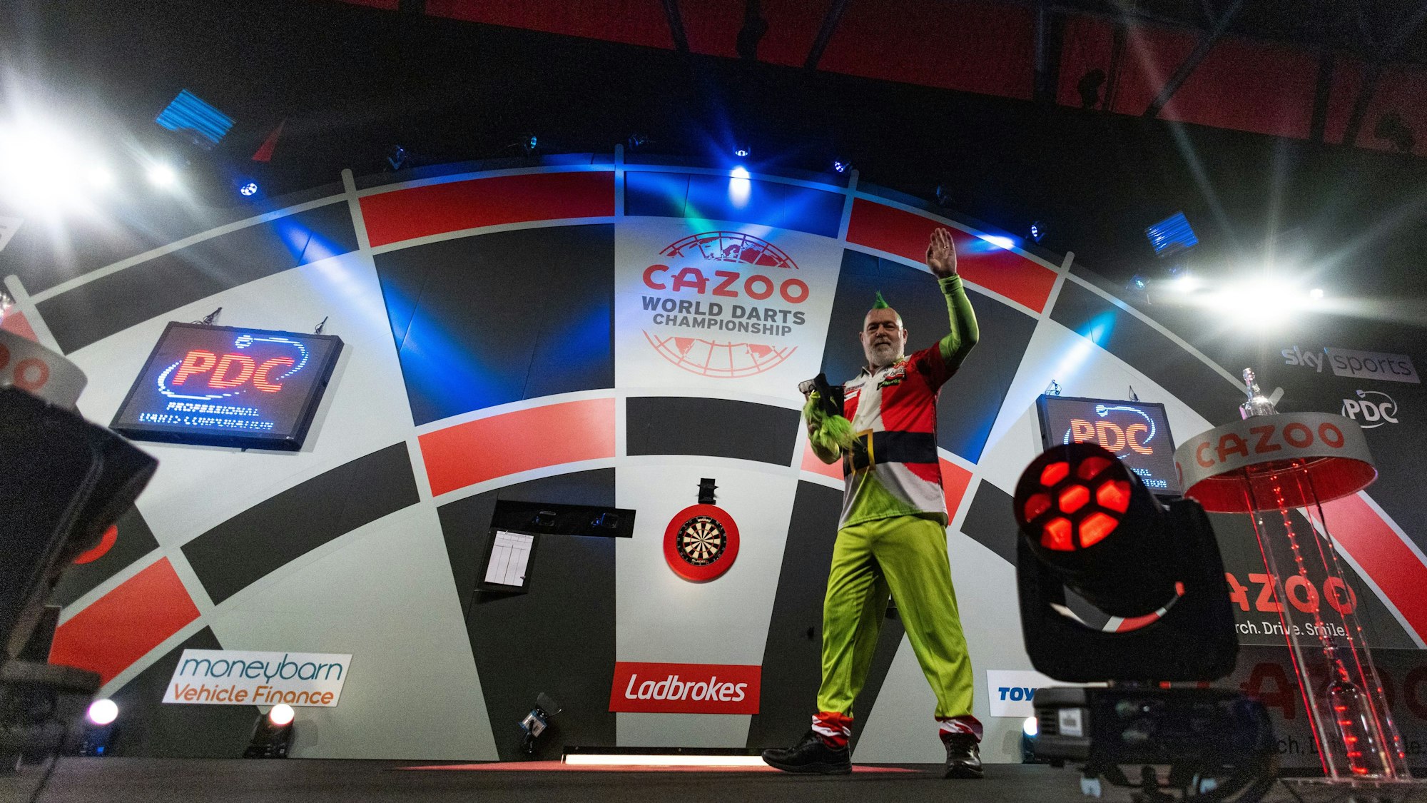 London: Darts: Weltmeisterschaft, 1 und 2. Runde, Wright (Großbritannien, Schottland) - Mansell (Großbritannien, Nordirland), im Alexandra Palace: Peter Wright jubelt nach dem Gewinn seines Matches.