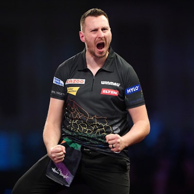 Kölner Darts-Profi Florian Hempel jubelt während der Darts-WM in London.