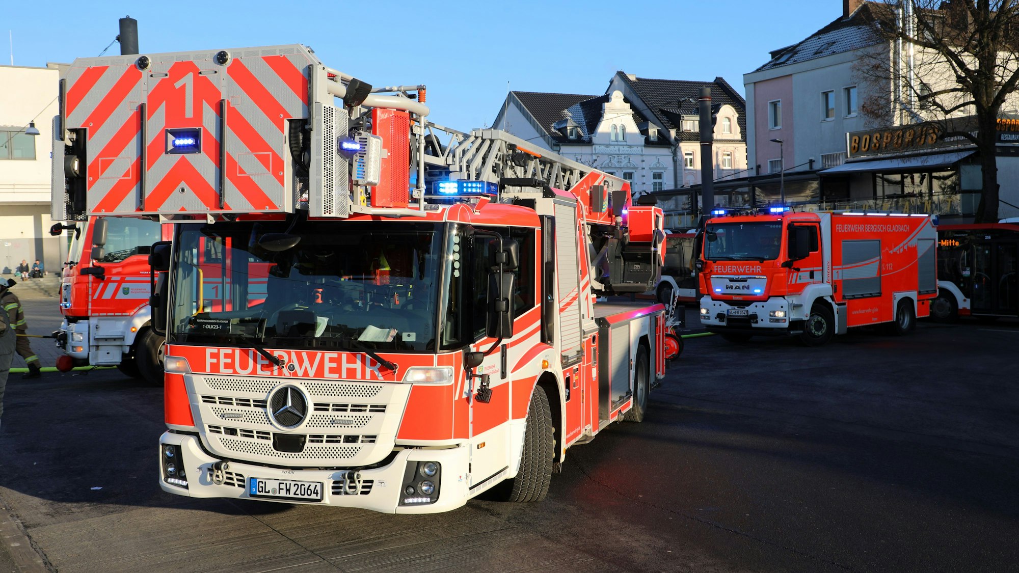 Feuerwehrfahrzeuge stehen mit Blaulicht am Einsatzort.