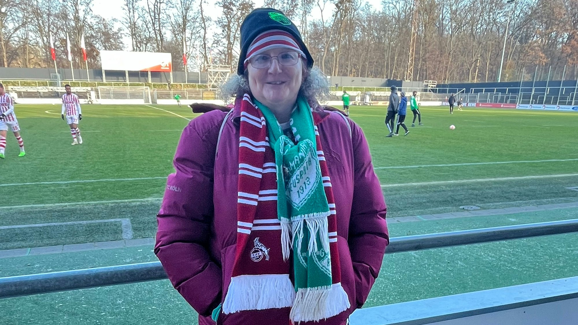Silvia Krüger, Fan des 1. FC Köln und von Germania Reusrath, als Zuschauerin beim Testspiel ihrer Lieblingsvereine im Franz-Kremer-Stadion