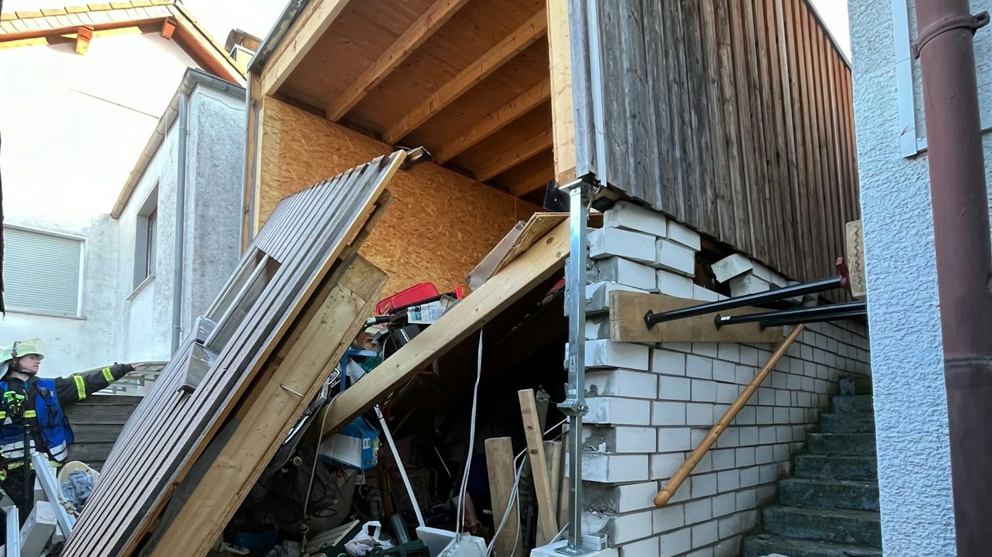 Es ist das beschädigte Carport zu sehen.