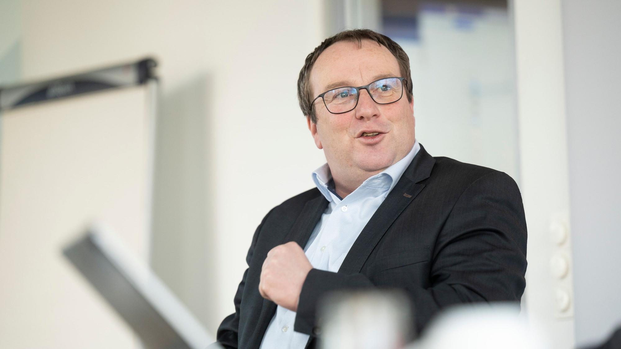 NRW-Verkehrsminister Oliver Krischer spricht in einer Interviewsituation zu einem nicht sichtbaren Gesprächspartner.