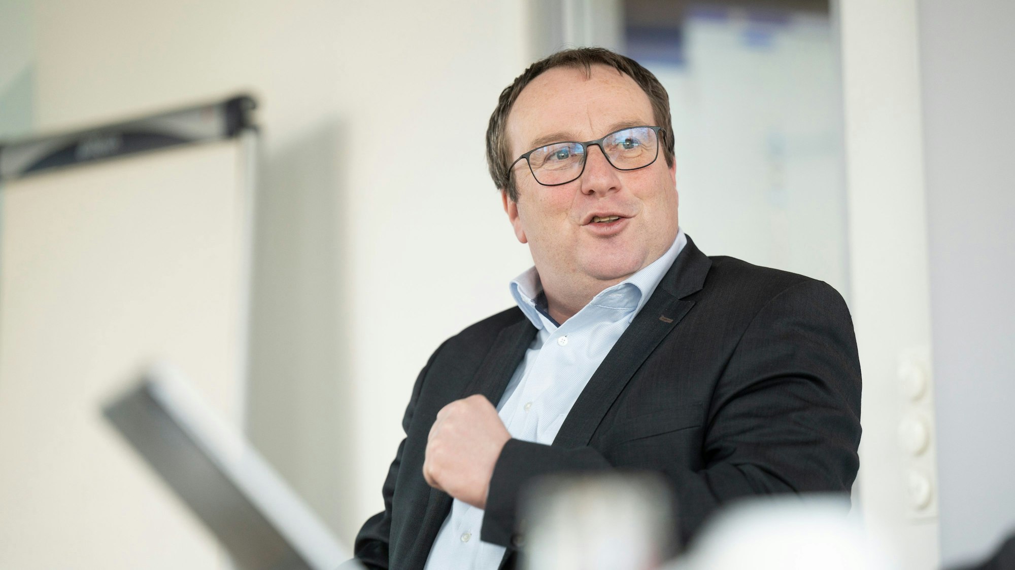 NRW-Verkehrsminister Oliver Krischer spricht in einer Interviewsituation zu einem nicht sichtbaren Gesprächspartner.