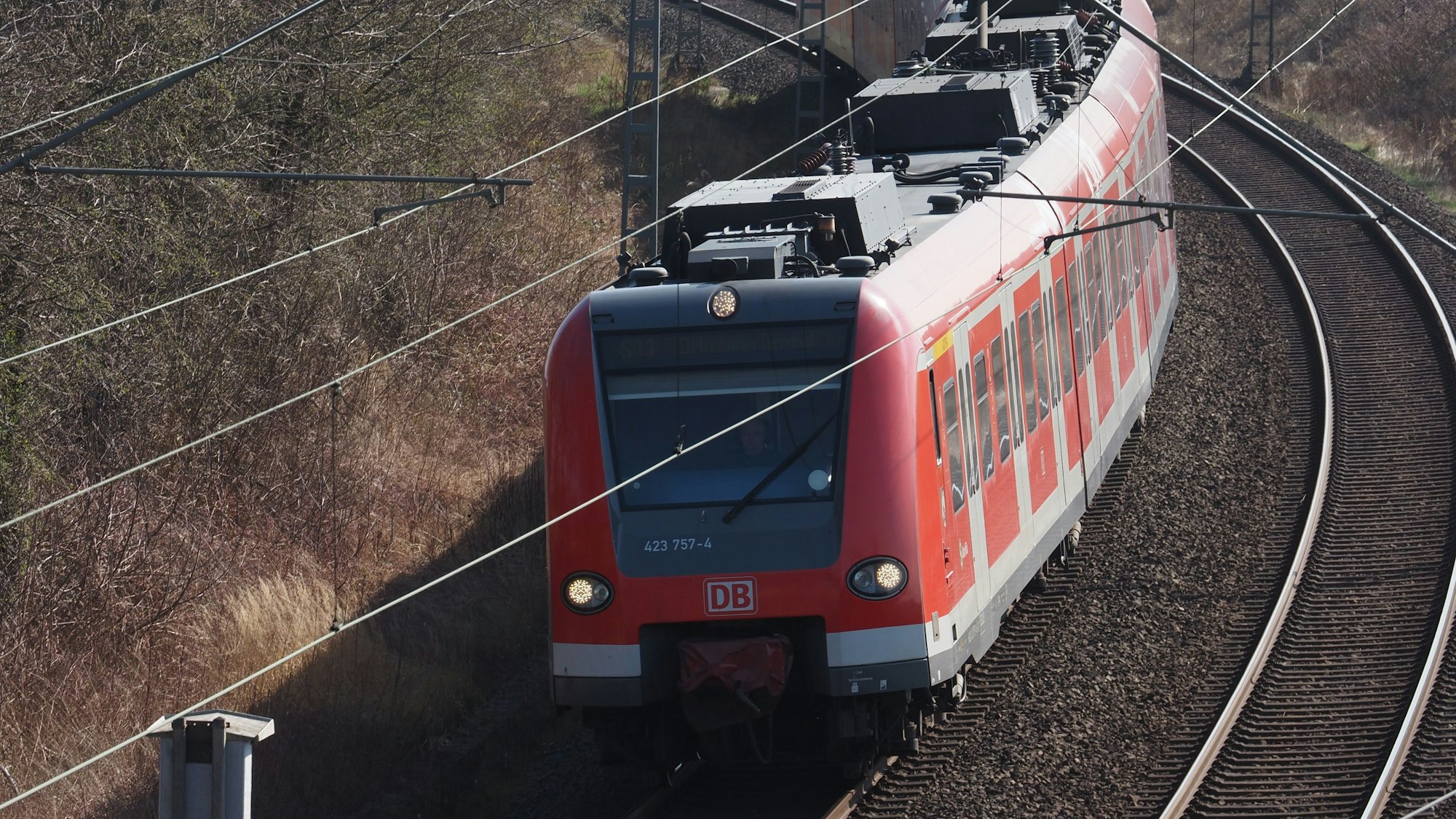 Es ist eine Bahn auf Schienen zu sehen.