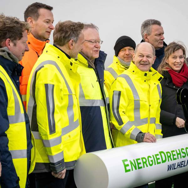 Christian Lindner (FDP, l-r), Bundesfinanzminister, Stephan Weil (SPD), Ministerpräsident von Niedersachsen, Robert Habeck (Bündnis 90/Die Grünen), Bundeskanzler Olaf Scholz (SPD) und Siemtje Möller, SPD besuchen das Spezialschiff «Höegh Esperanza» während der Eröffnung des LNG-Terminals in Wilhelmshaven.