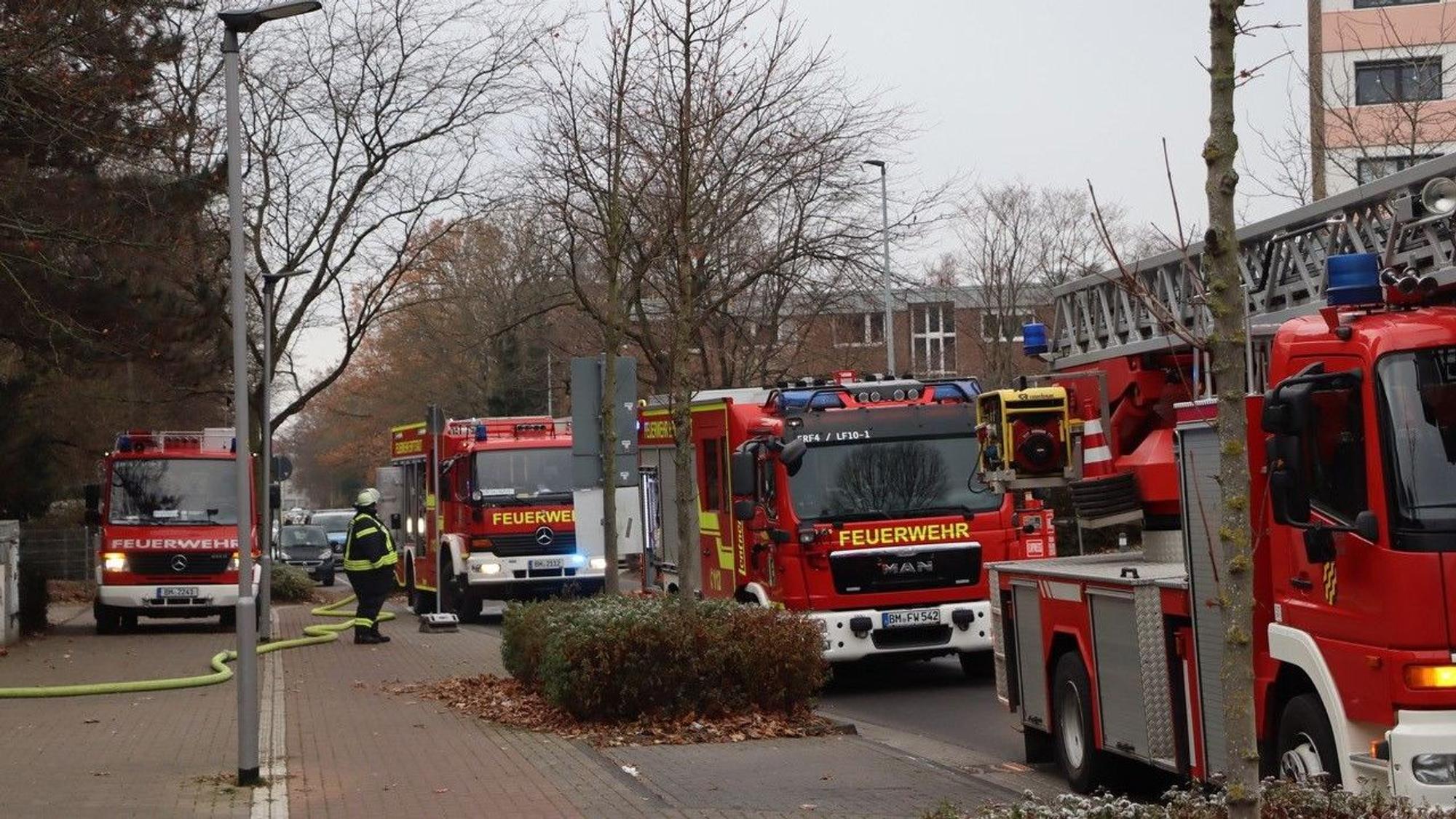 Feuerwehrwagen stehen während eines Einsatzes in Erftstadt am Straßenrand.