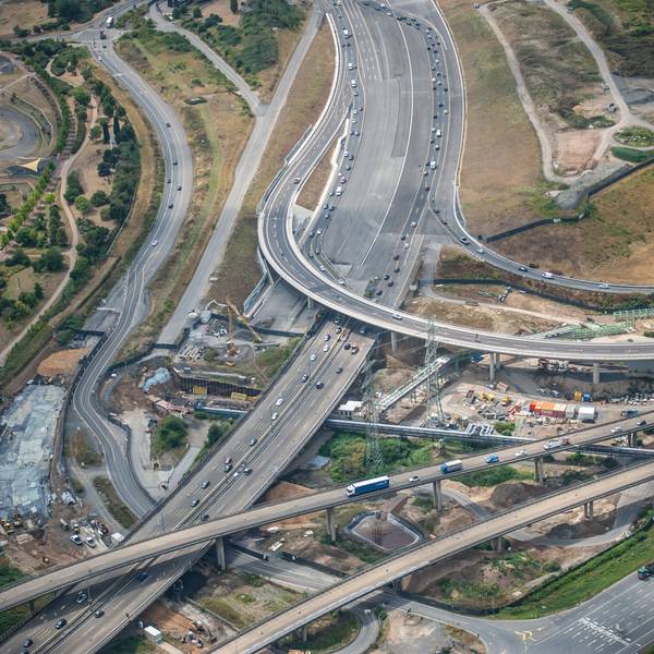 Eine Luftaufnahme zeigt Autobahn und Autobahnkreuz Leverkusen: viele graue Bänder durchziehen das Bild.