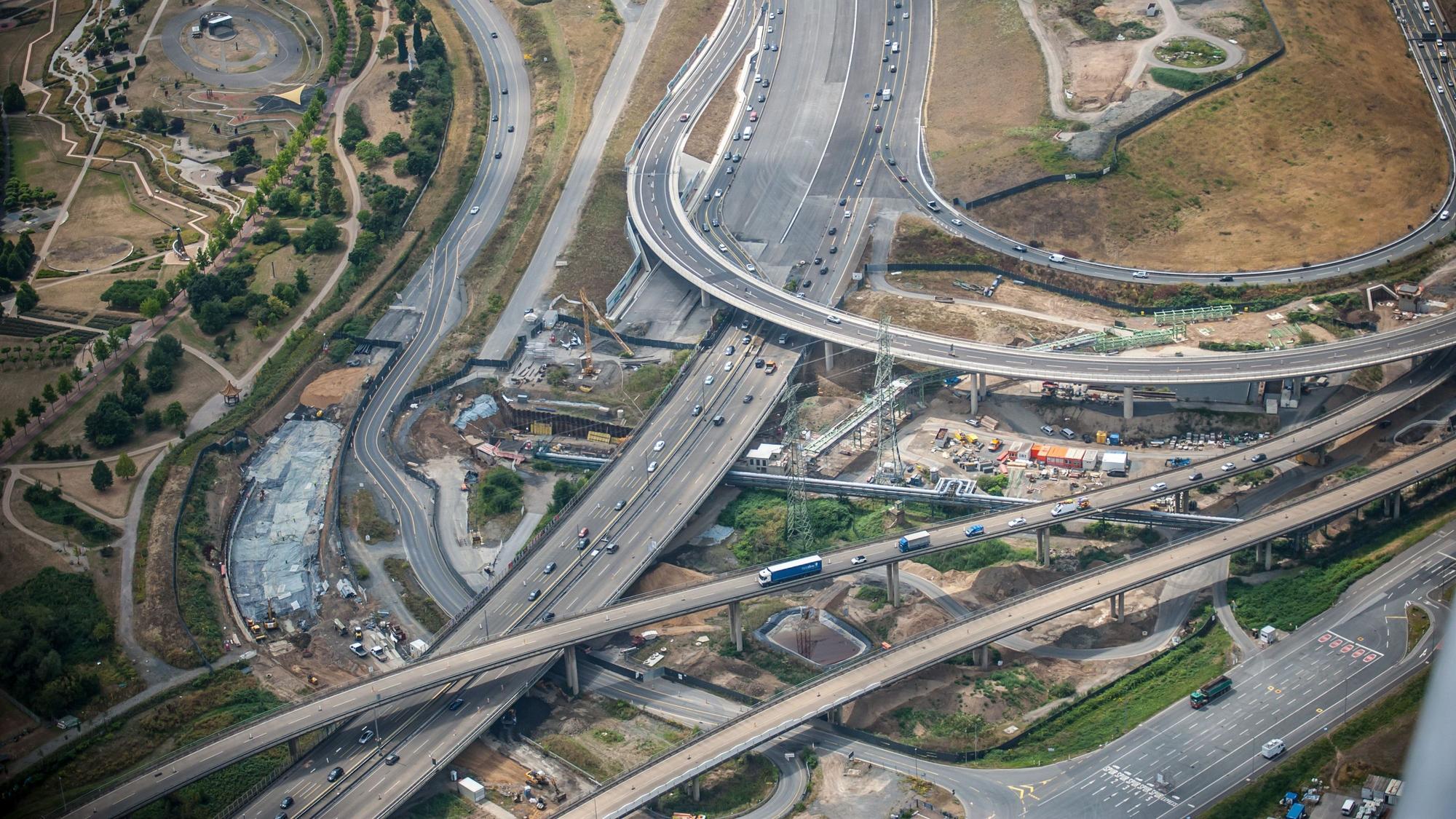 Eine Luftaufnahme zeigt Bauarbeiten am Autobahnkreuz Leverkusen-West.
