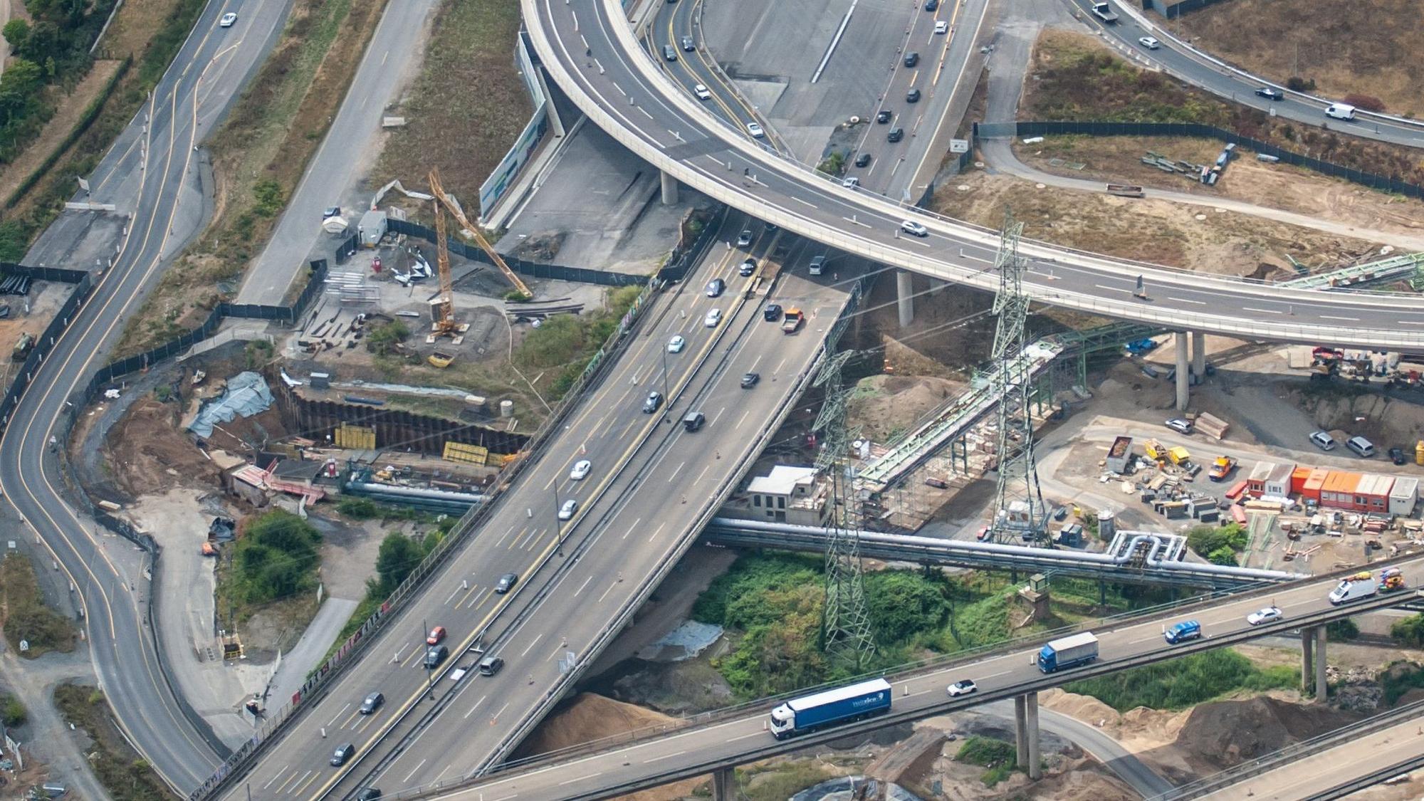 Eine Luftaufnahme zeigt Autobahn und Autobahnkreuz Leverkusen: viele graue Bänder durchziehen das Bild.