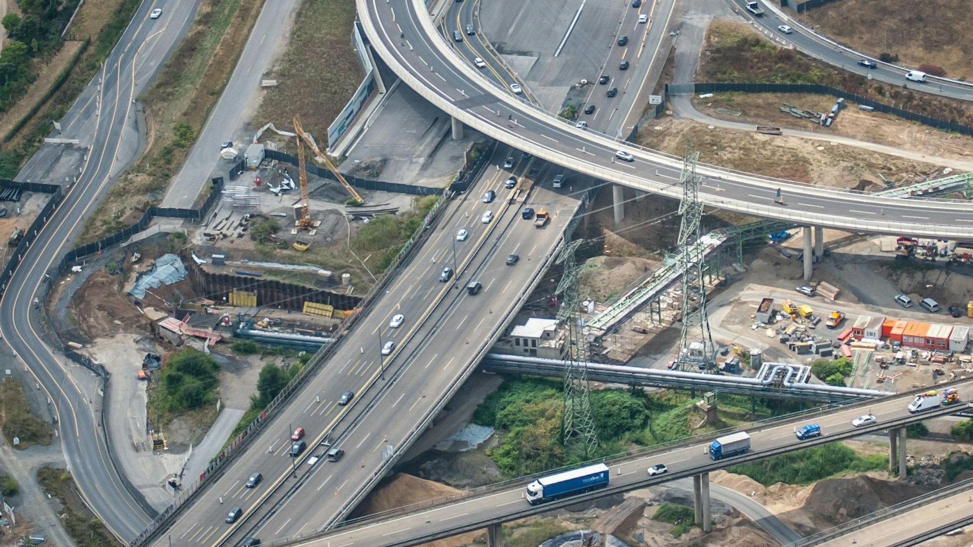 Eine Luftaufnahme zeigt Autobahn und  Autobahnkreuz Leverkusen: viele graue Bänder durchziehen das Bild.