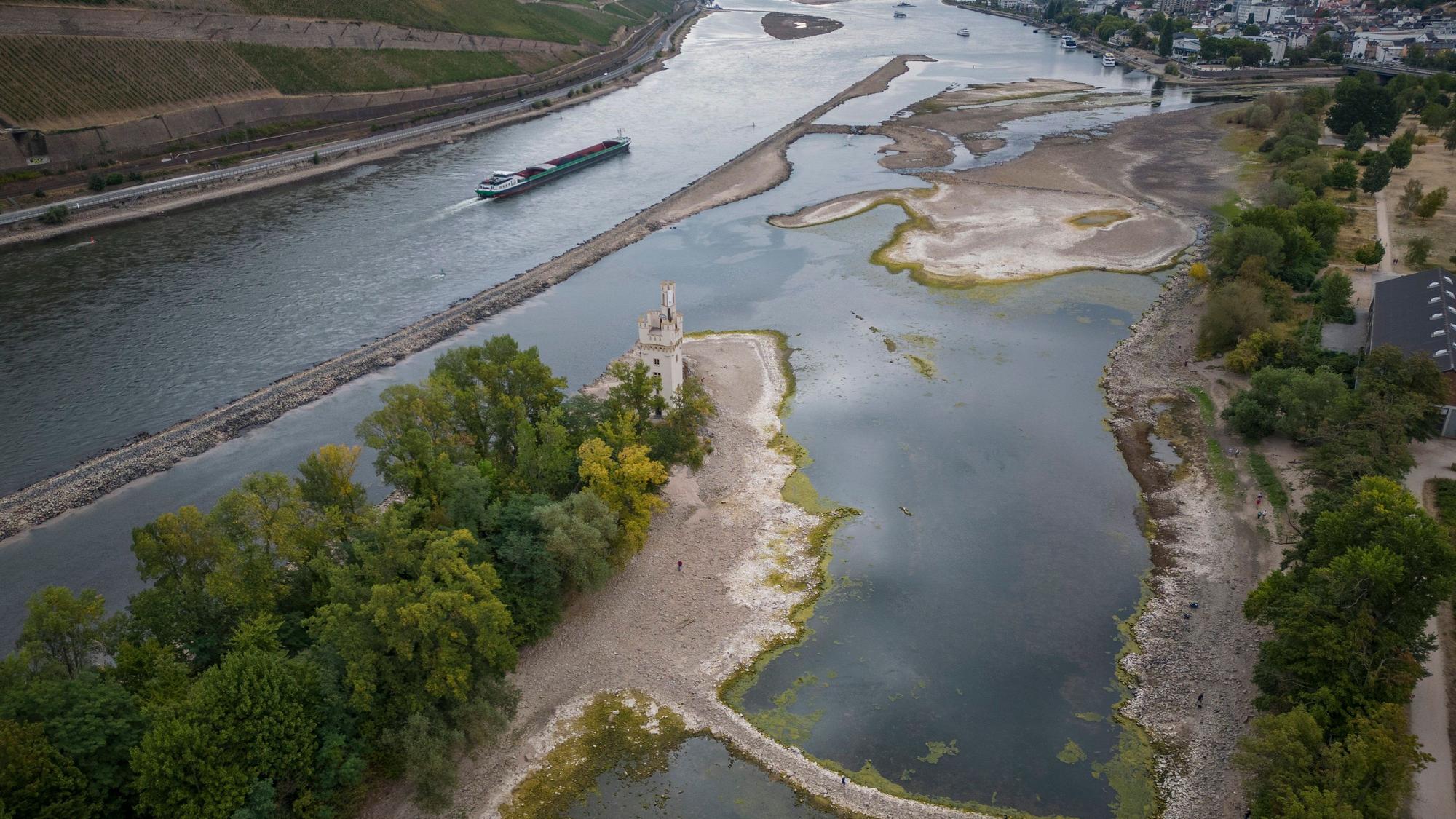 Riesige Sandbänke sind am Mäuseturm bei Bingen im Rhein sichtbar geworden. Die Pegelstände auf dem Rhein hatten im Sommer nach wochenlanger Trockenheit teils historische Tiefststände erreicht.