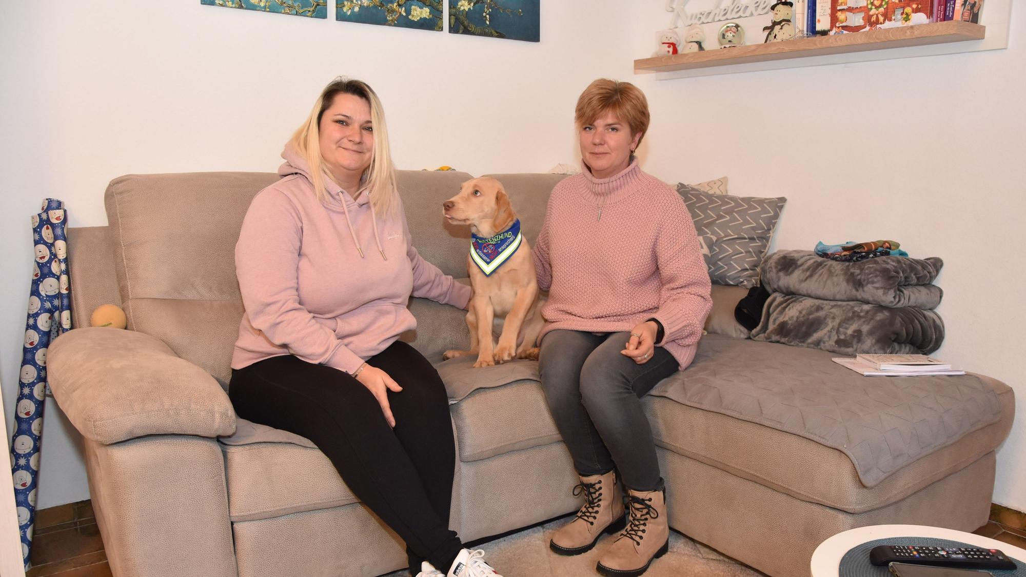 Es sind die beiden Frauen mit dem Hund in der Mitte