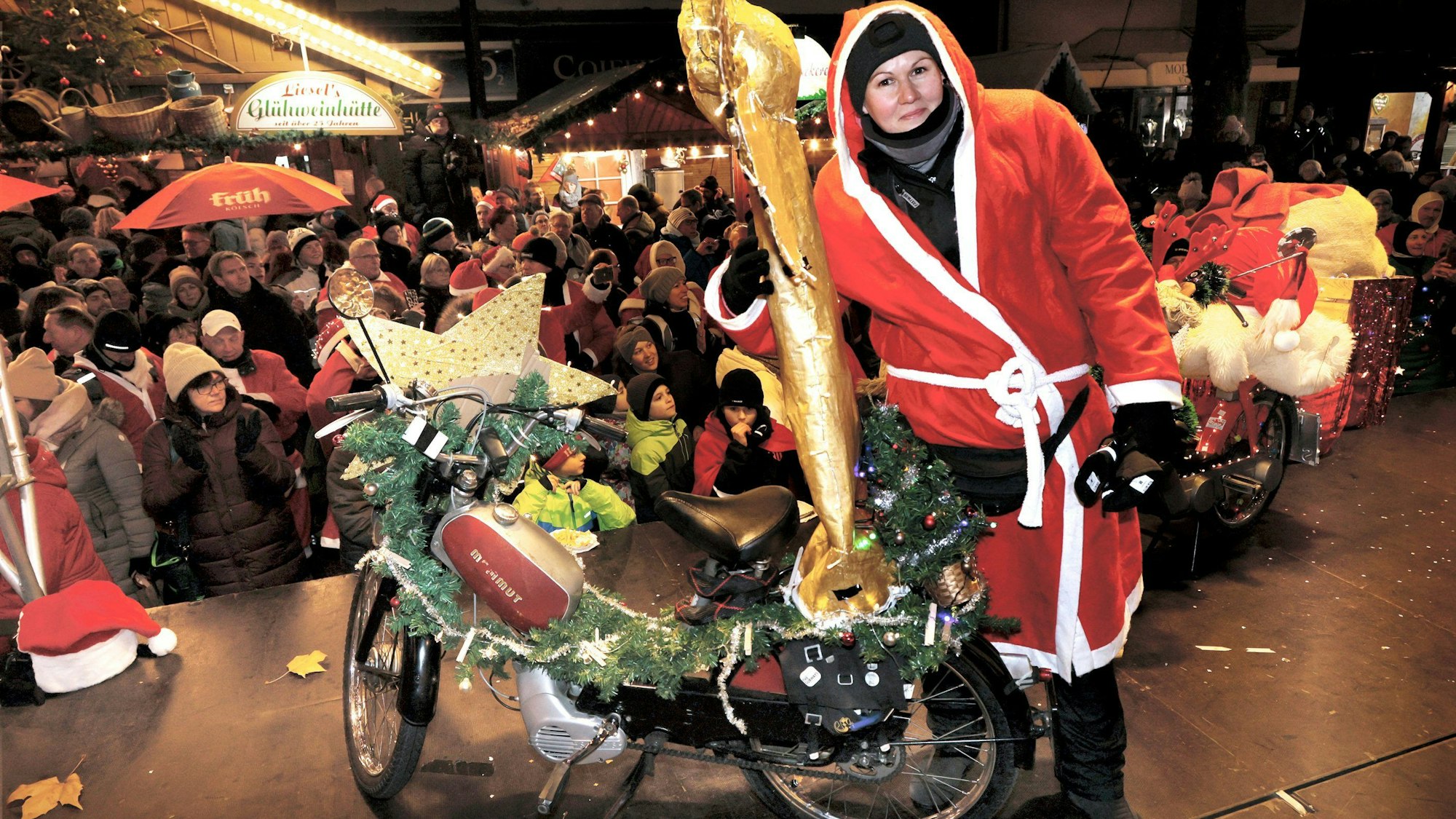 Weihnachtliche Moped -und Mofafahrer: Sarah Stache 3steht bei ihrem 50 Jahre alten Sachsmotor