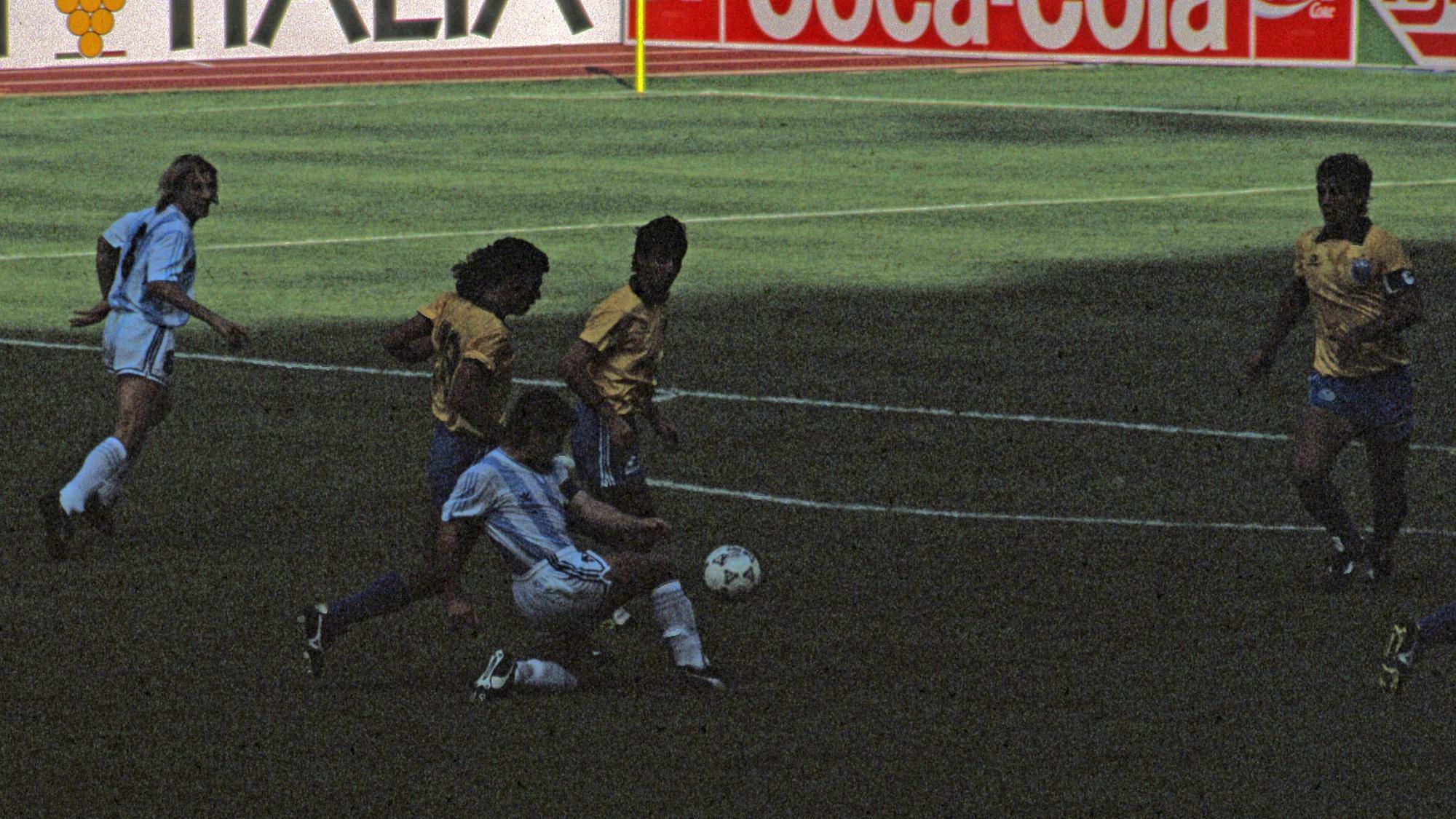 Diego Maradona spielt im Fallen einen Pass in den brasilianischen Strafraum, drei Gegner können es nicht verhindern und der blonde Mittelstürmer Claudio Caniggia sprintet ein, um das entscheidende 1:0 im Achtelfinale der WM 1990 zu erzielen.