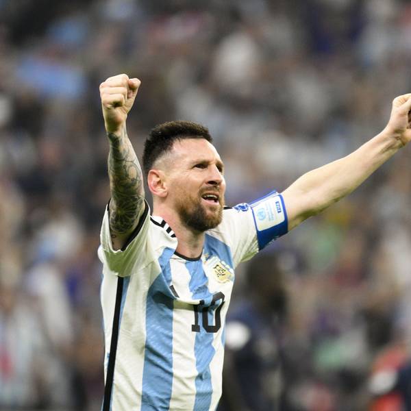 Argentiniens Superstar Lionel Messi jubelt im gewonnenen WM-Finale gegen Frankreich, er streckt die Arme in die Luft.