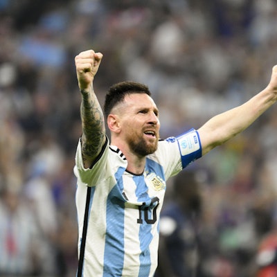 Argentiniens Superstar Lionel Messi jubelt im gewonnenen WM-Finale gegen Frankreich, er streckt die Arme in die Luft.