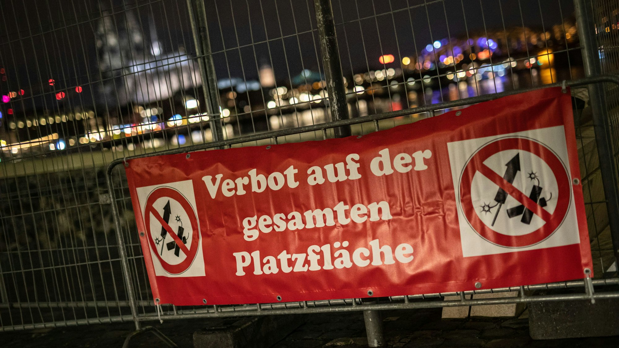 Ein Banner weist auf das Feuerwerksverbot am Rheinboulevard in der Silvesternacht 2021/22 hin.