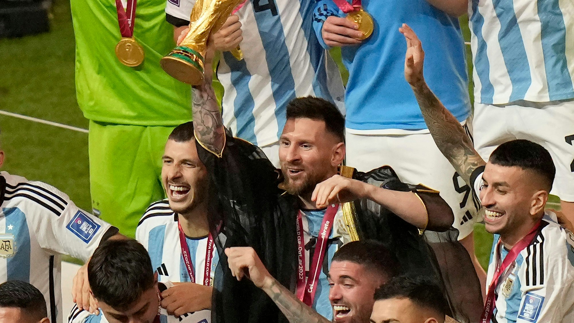 Messi jubelt im Gewand mit seinen Teamkollegen.
