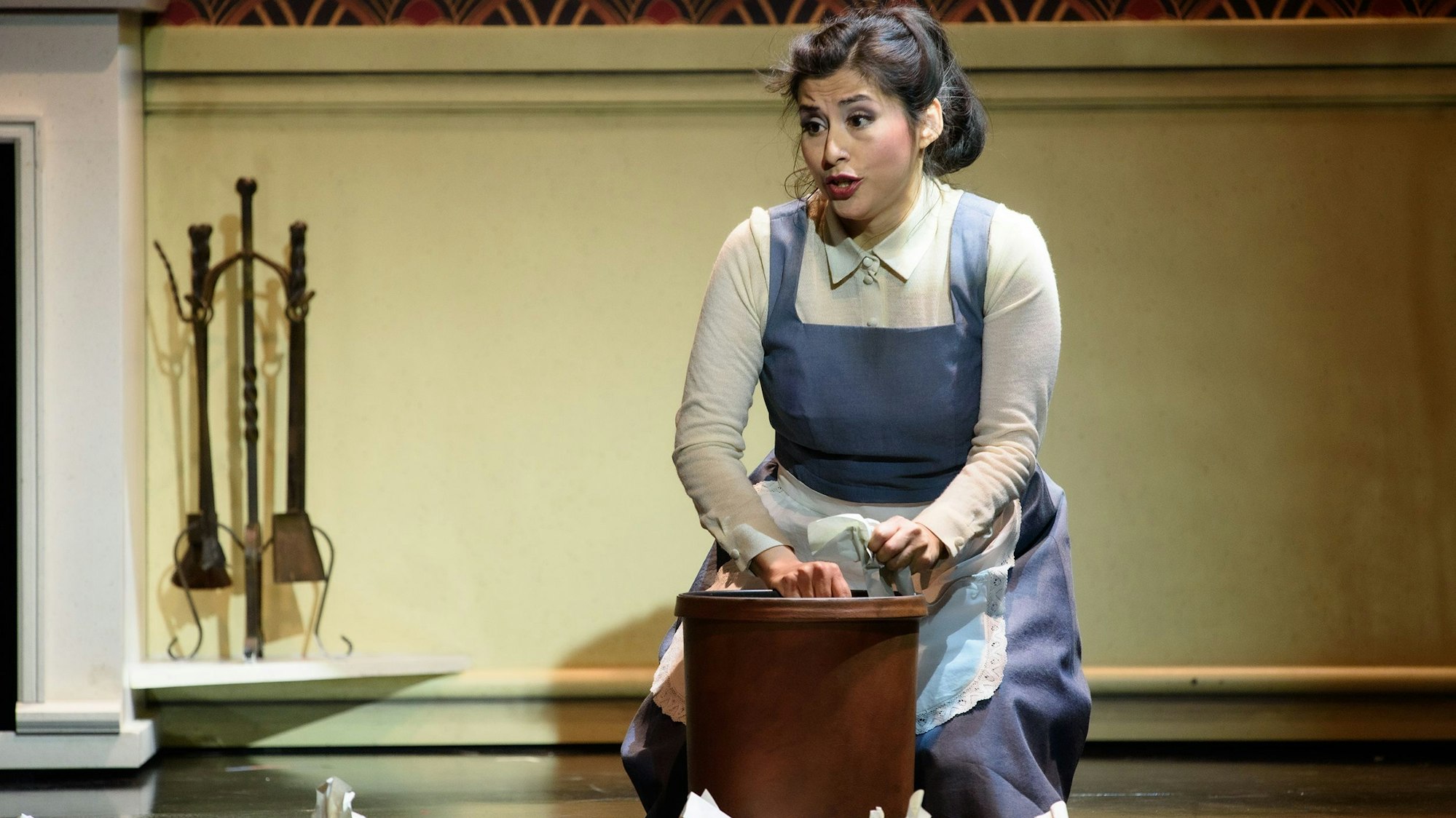 Adriana Bastidas-Gamboa kniet als Aschenputtel vor einem Wassereimer