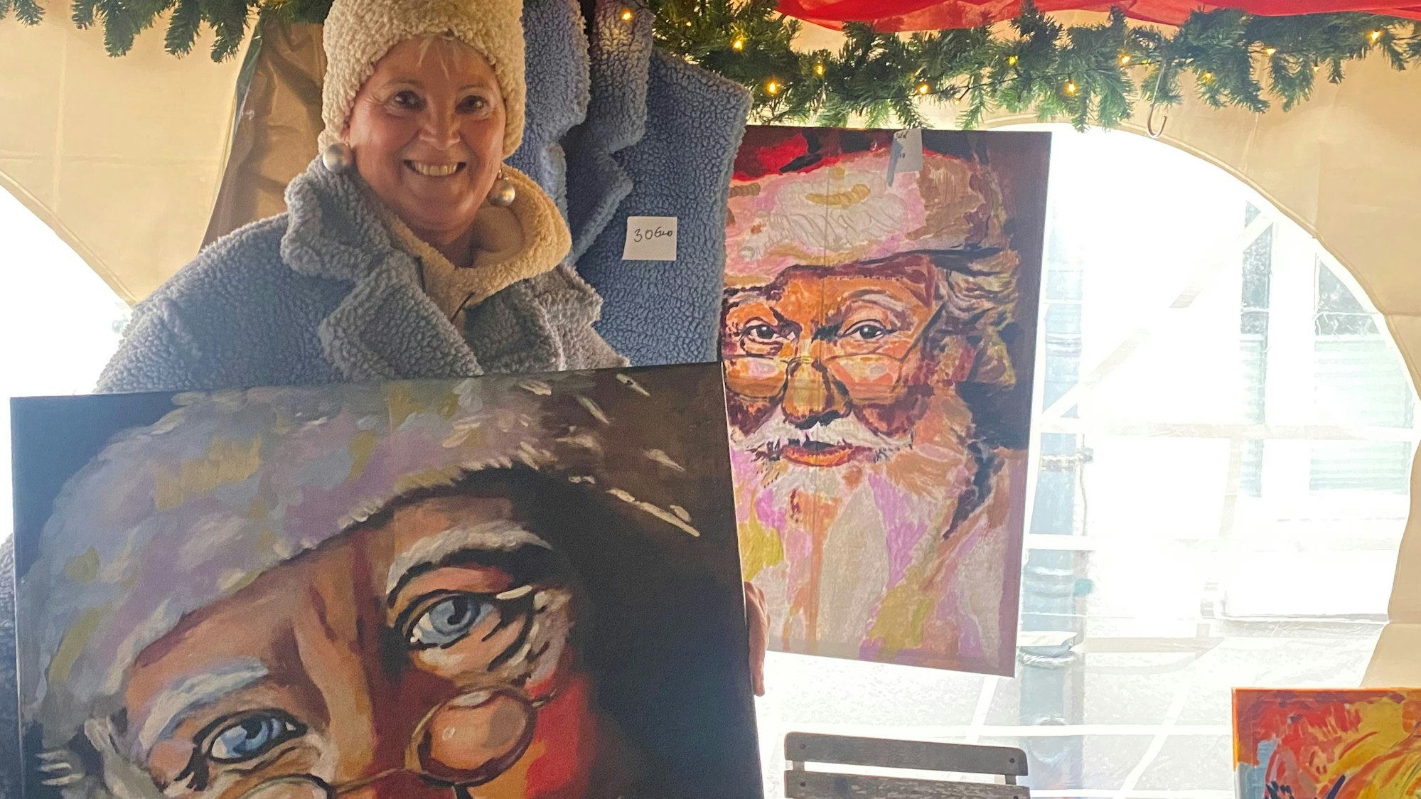 Ausstellerin Rita Reszczynski und einem ihrer Pop-Art-Bildern