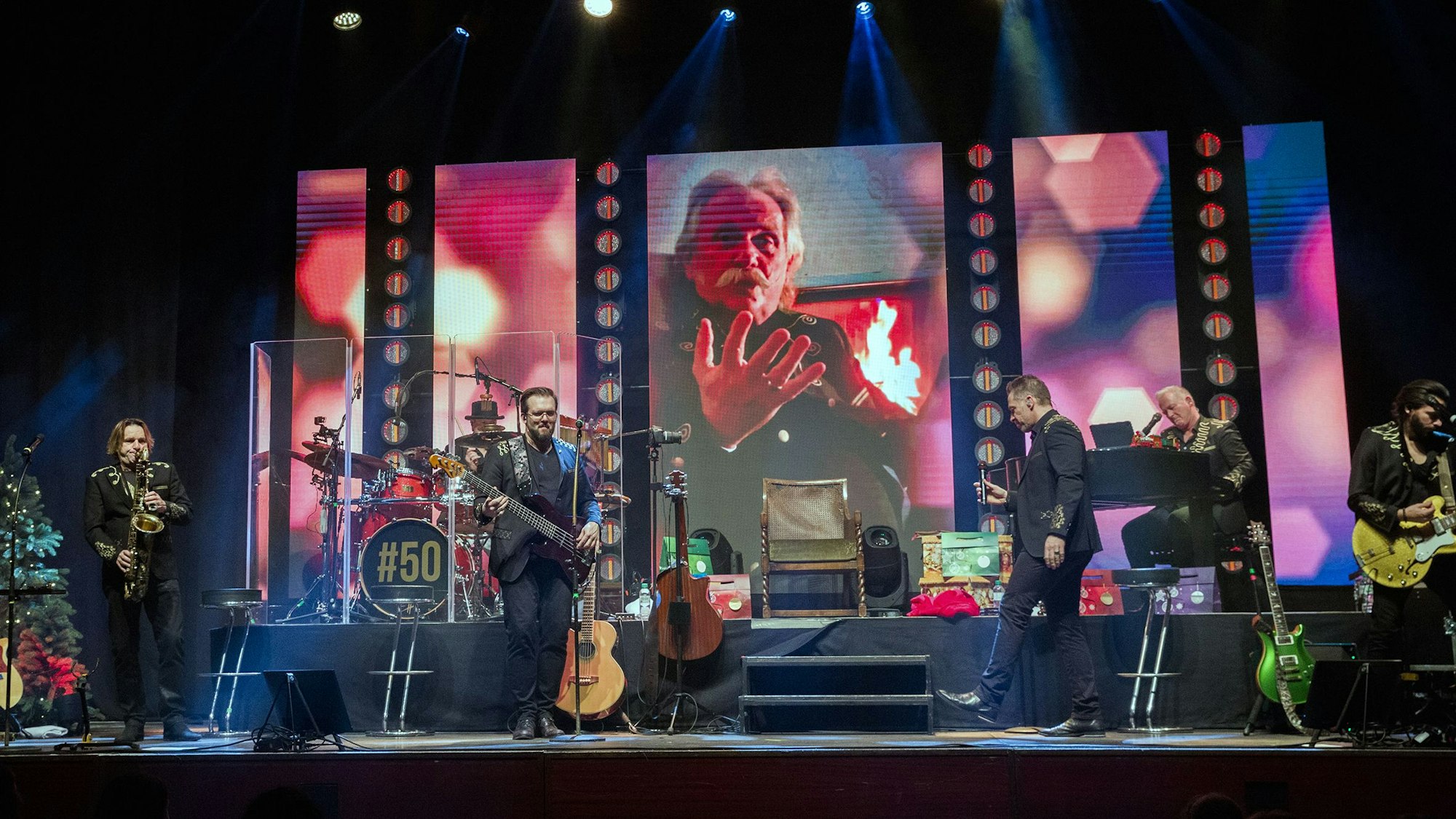 Ex Höhner Frontmann Henning Krautmacher war beim Konzert Höhner Weihnacht 2022 auf der Videoleoinwand zu sehen.