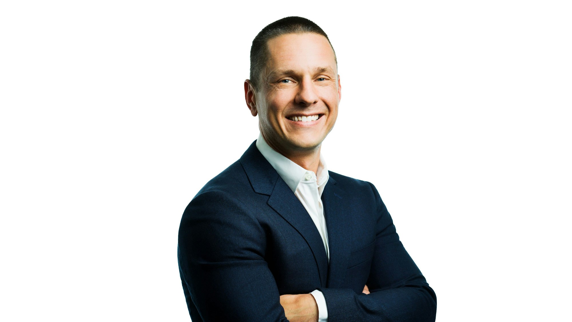 Tom Alison, Chef von Facebook, lächelt in die Kamera.