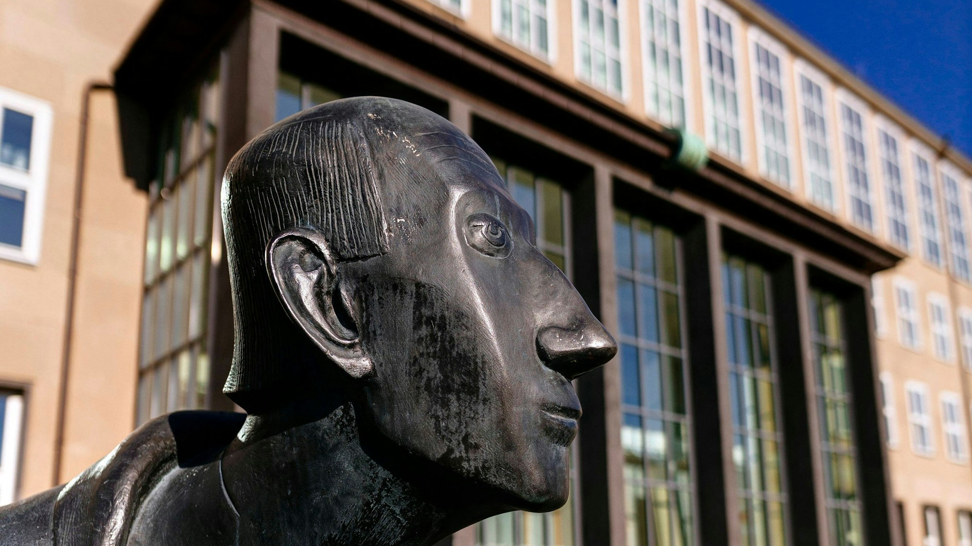 Der menschenleere Eingang der Albertus Magnus Universität zu Köln