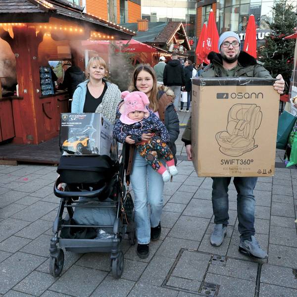 Leverkusen Einkaufssamstag, eine Familie kauft Geschenke ein