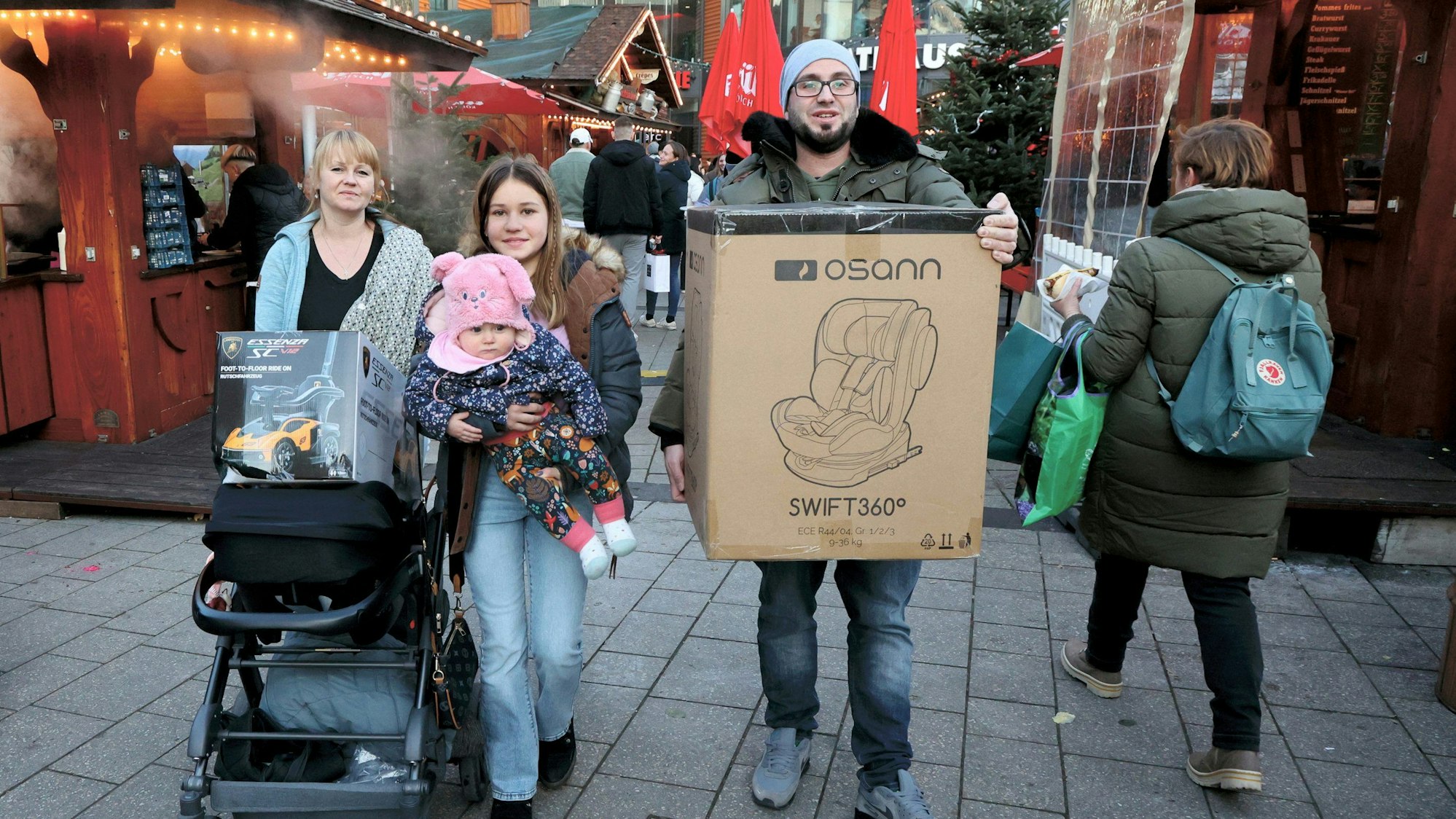 Leverkusen Einkaufssamstag, eine Familie kauft Geschenke ein