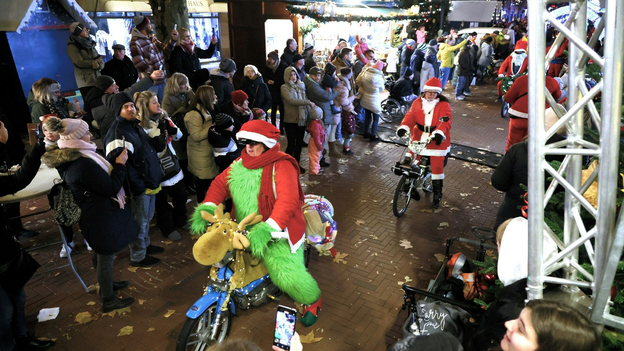 Festlich geschmückte Mofas und Mopeds knattern über den Opladener Weihnachtsmarkt