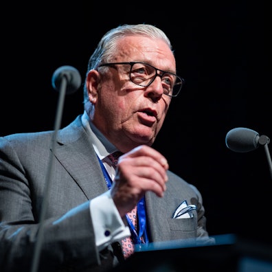 Klaus Reinhardt, Präsident der Ärztekammer, steht auf einem Podium, Mikrofone sind auf ihn gerichtet, er trägt Anzug.