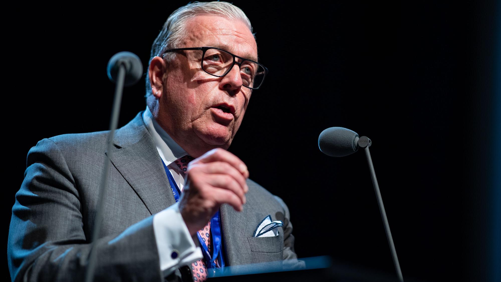 Klaus Reinhardt, Präsident der Ärztekammer, steht auf einem Podium, Mikrofone sind auf ihn gerichtet, er trägt Anzug.