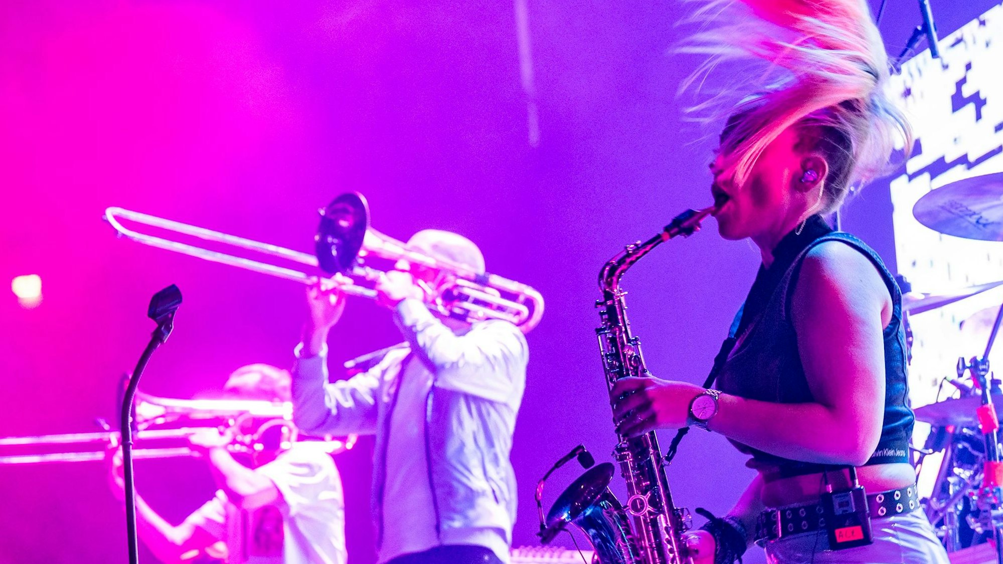 Die Brassband Querbeat spielt auf der Bühne der Lanxess-Arena.