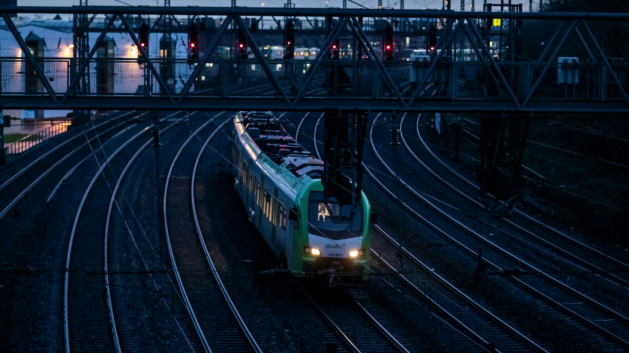 Ein Nahverkehrszug des Betreibers Abellio wartet an einem Signal in der Nähe des Dortmunder Hauptbahnhofs.