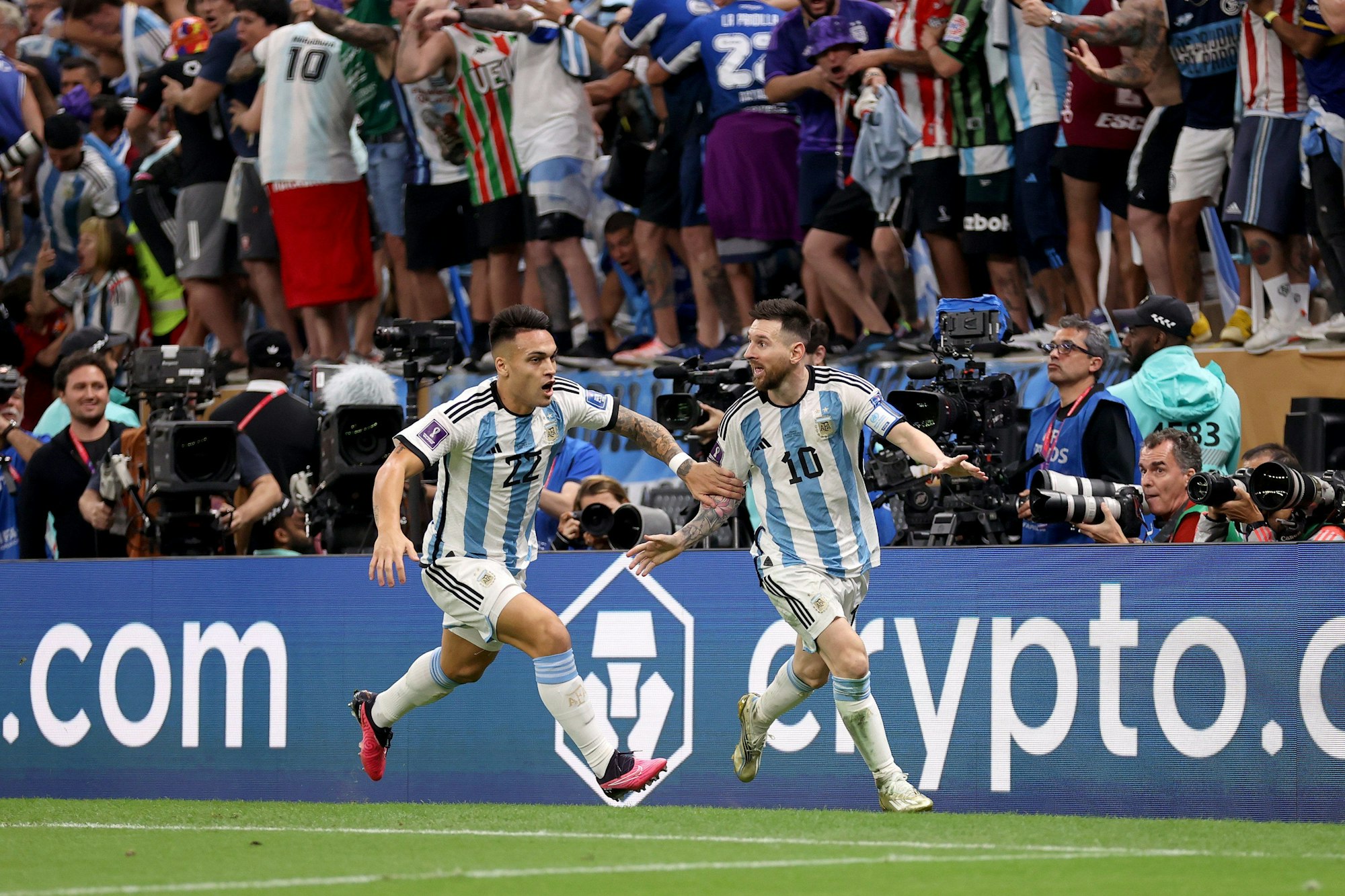 Lionel Messi und Lautaro Martinez jubeln im WM-Finale.