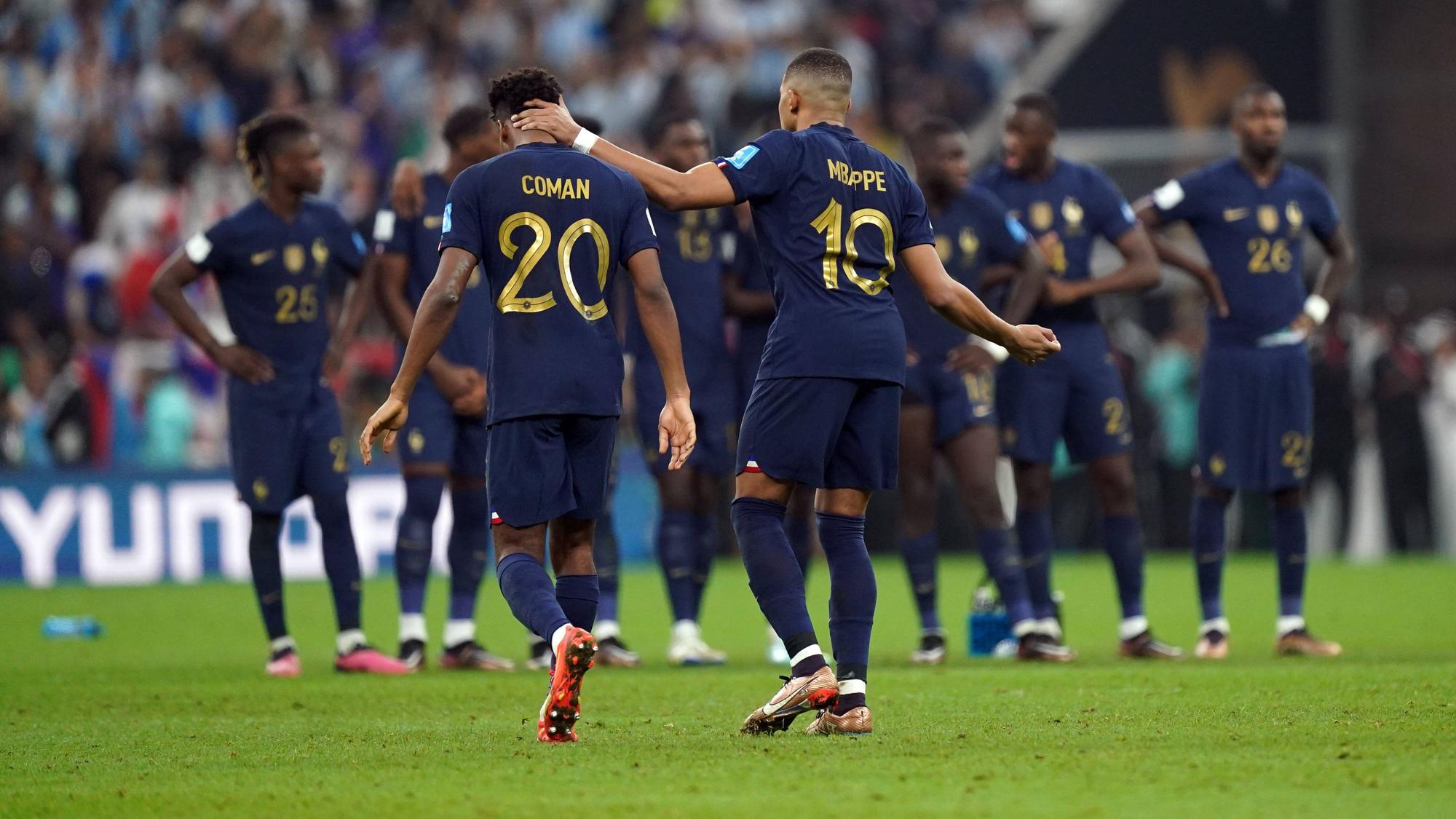 Superstar Kilian Mbappé tröstet Kingsley Coman nach dem verlorenen WM-Finale.