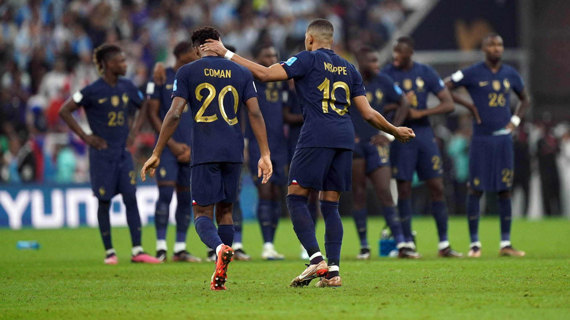 Superstar Kilian Mbappé tröstet Kingsley Coman nach dem verlorenen WM-Finale.