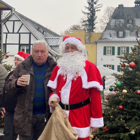 Foto mit Weihnachtsmann: Kurt Lammert, Eigentümer des Hotel- und Restaurantbetriebs am Gut Landscheid