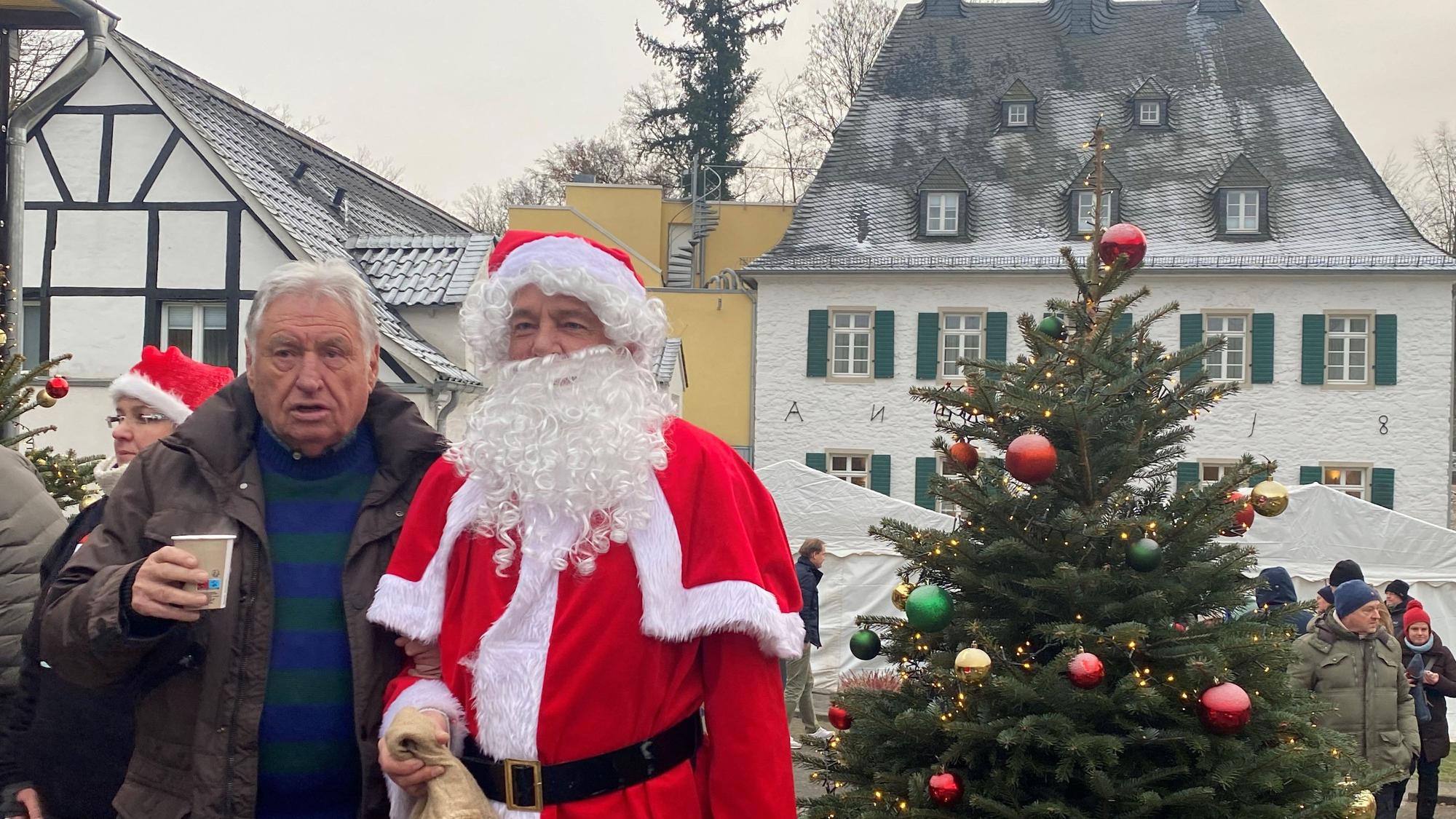 Foto mit Weihnachtsmann: Kurt Lammert, Eigentümer des Hotel- und Restaurantbetriebs am Gut Landscheid